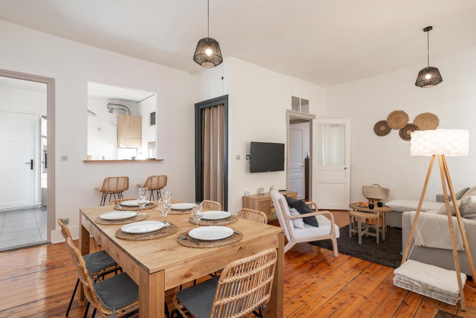 Appartement Spacieux Et Chaleureux Coeur De Ville Chambéry Exterior foto